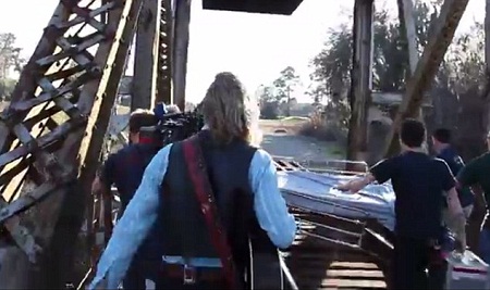 [VIDEO] Kinh hoàng đoàn làm phim quay trên đường ray bị tàu hỏa cán chết