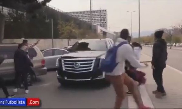 [VIDEO] Messi lao thẳng ô tô vào đám đông CĐV gây sốc cả thế giới
