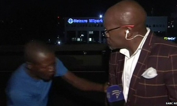 [VIDEO] Bi hài phóng viên bị cướp khi đang lên sóng truyền hình