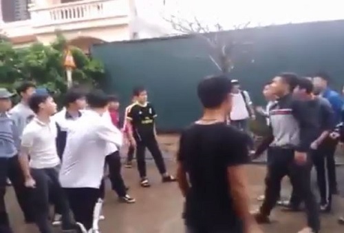 [VIDEO] Hơn 20 nam sinh lớp 9 hỗn chiến tranh giành địa bàn ở Hà Nội