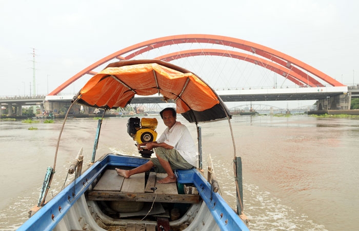 ong lao hon 40 nam lam viec nghia tren song sai gon