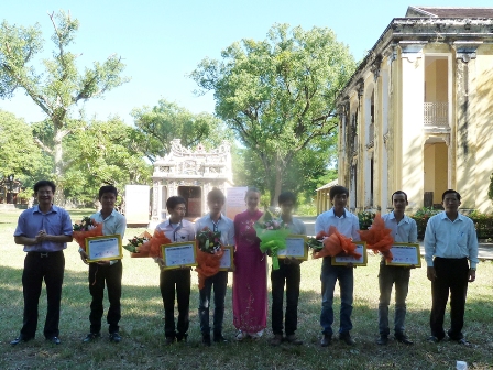Các nghệ nhân trẻ địa phương nhận bằng về việc đã qua khóa đào tạo bảo tồn nguyên vẹn