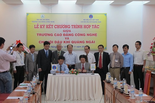 Chi hội Dầu khí Quảng Ngãi và BSR ký kết hợp tác với Trường Đại học Bách khoa và Trường Cao đẳng Công nghệ- Đại học Đà Nẵng Chi hội Dầu khí Quảng Ngãi và BSR ký kết hợp tác với Trường Đại học Bách khoa và Trường Cao đẳng Công nghệ- Đại học Đà Nẵng