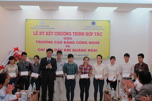 Chi hội Dầu khí Quảng Ngãi và BSR ký kết hợp tác với Trường Đại học Bách khoa và Trường Cao đẳng Công nghệ- Đại học Đà Nẵng Chi hội Dầu khí Quảng Ngãi và BSR ký kết hợp tác với Trường Đại học Bách khoa và Trường Cao đẳng Công nghệ- Đại học Đà Nẵng