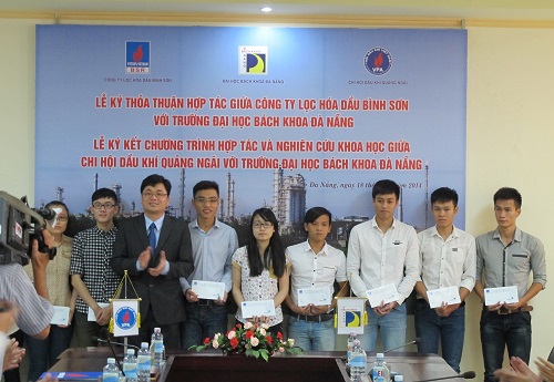 Chi hội Dầu khí Quảng Ngãi và BSR ký kết hợp tác với Trường Đại học Bách khoa và Trường Cao đẳng Công nghệ- Đại học Đà Nẵng Chi hội Dầu khí Quảng Ngãi và BSR ký kết hợp tác với Trường Đại học Bách khoa và Trường Cao đẳng Công nghệ- Đại học Đà Nẵng