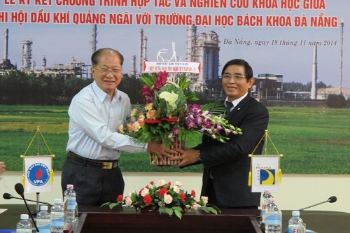 Chi hội Dầu khí Quảng Ngãi và BSR ký kết hợp tác với Trường Đại học Bách khoa và Trường Cao đẳng Công nghệ- Đại học Đà Nẵng Chi hội Dầu khí Quảng Ngãi và BSR ký kết hợp tác với Trường Đại học Bách khoa và Trường Cao đẳng Công nghệ- Đại học Đà Nẵng