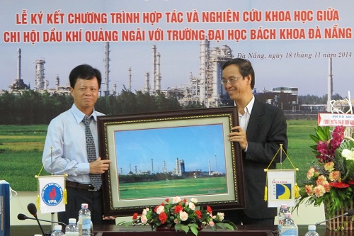 Chi hội Dầu khí Quảng Ngãi và BSR ký kết hợp tác với Trường Đại học Bách khoa và Trường Cao đẳng Công nghệ- Đại học Đà Nẵng Chi hội Dầu khí Quảng Ngãi và BSR ký kết hợp tác với Trường Đại học Bách khoa và Trường Cao đẳng Công nghệ- Đại học Đà Nẵng