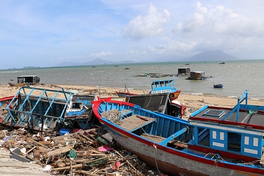 Lồng bè nuôi hải sản và cả tàu cá ở Khánh Hòa bị bão số 12 đánh tan nát