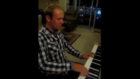 Cư dân mạng xôn xao vì chàng Tây hát “Chiếc khăn gió ấm”
