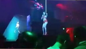 Video: Cư dân mạng ngán ngẩm vì 'sao teen'  Angela Phương Trinh thiếu vải, múa cột trong quán bar