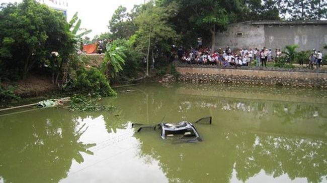 oto roi xuong ao tai xe tu vong