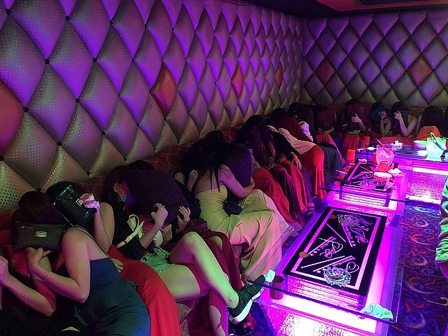 Tiếp viên quán karaoke chui vào phòng bí mật trốn đoàn kiểm tra hon 100 tiep vien quan karaoke om chui vao phong bi mat tron doan kiem tra