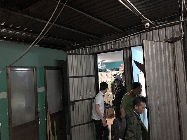 Tiếp viên quán karaoke chui vào phòng bí mật trốn đoàn kiểm tra hon 100 tiep vien quan karaoke om chui vao phong bi mat tron doan kiem tra