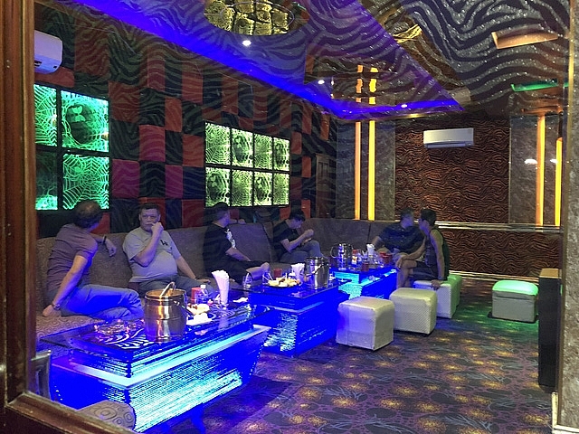 Tiếp viên quán karaoke chui vào phòng bí mật trốn đoàn kiểm tra hon 100 tiep vien quan karaoke om chui vao phong bi mat tron doan kiem tra