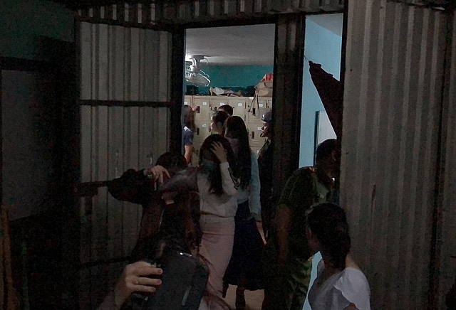 Tiếp viên quán karaoke chui vào phòng bí mật trốn đoàn kiểm tra hon 100 tiep vien quan karaoke om chui vao phong bi mat tron doan kiem tra
