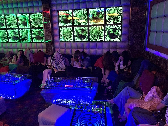Tiếp viên quán karaoke chui vào phòng bí mật trốn đoàn kiểm tra hon 100 tiep vien quan karaoke om chui vao phong bi mat tron doan kiem tra