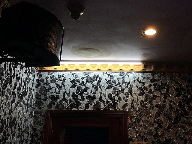 Tiếp viên quán karaoke chui vào phòng bí mật trốn đoàn kiểm tra hon 100 tiep vien quan karaoke om chui vao phong bi mat tron doan kiem tra