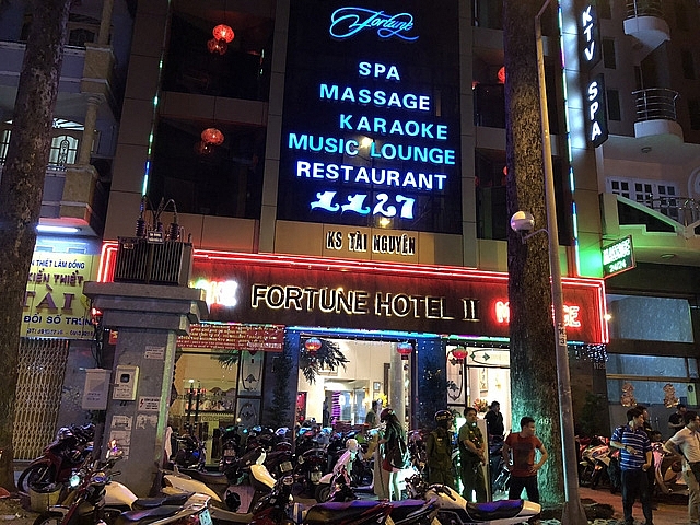 Tiếp viên quán karaoke chui vào phòng bí mật trốn đoàn kiểm tra hon 100 tiep vien quan karaoke om chui vao phong bi mat tron doan kiem tra