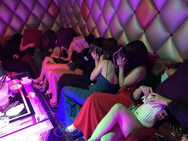 Tiếp viên quán karaoke chui vào phòng bí mật trốn đoàn kiểm tra hon 100 tiep vien quan karaoke om chui vao phong bi mat tron doan kiem tra