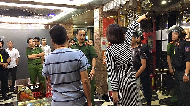 Tiếp viên quán karaoke chui vào phòng bí mật trốn đoàn kiểm tra hon 100 tiep vien quan karaoke om chui vao phong bi mat tron doan kiem tra