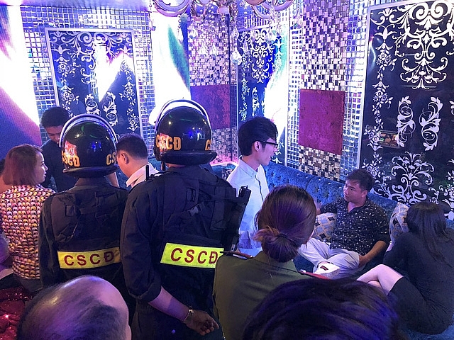 Tiếp viên quán karaoke chui vào phòng bí mật trốn đoàn kiểm tra hon 100 tiep vien quan karaoke om chui vao phong bi mat tron doan kiem tra