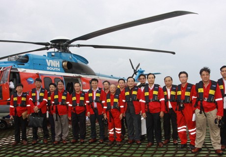 Phó Thủ tướng Hoàng Trung Hải thăm và làm việc tại giàn khoan dầu khí Phó Thủ tướng Hoàng Trung Hải thăm và làm việc tại giàn khoan dầu khí