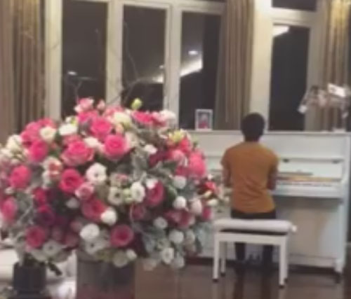 Quốc Cường lãng mạn chơi piano tặng Hà Hồ Quốc Cường lãng mạn chơi piano tặng Hà Hồ