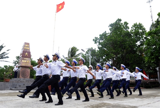 Cán bộ, chiến sĩ trên đảo tập điều lệnh, đội ngũ