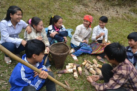 Trẻ em vùng cao oằn mình kiếm manh áo ngày giáp Tết