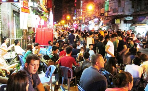 Gái Tây bán thân ở Sài Thành: Kiếm ăn thời vụ?