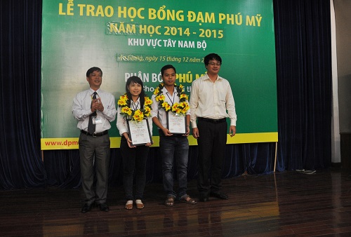 Gần 500 sinh viên xuất sắc được nhận học bổng Đạm Phú Mỹ năm học 2014 -2015 Gần 500 sinh viên xuất sắc được nhận học bổng Đạm Phú Mỹ năm học 2014 -2015