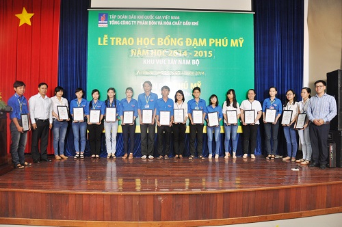 Gần 500 sinh viên xuất sắc được nhận học bổng Đạm Phú Mỹ năm học 2014 -2015 Gần 500 sinh viên xuất sắc được nhận học bổng Đạm Phú Mỹ năm học 2014 -2015