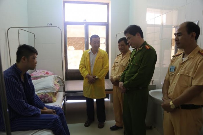 Say rượu, lái xe tông thẳng vào CSGT lang son say ruou lai xe tong thang vao csgt