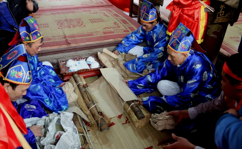 Sân đình Thị Cấm đỏ lửa thổi cơm thi san dinh thi cam do lua thoi com thi