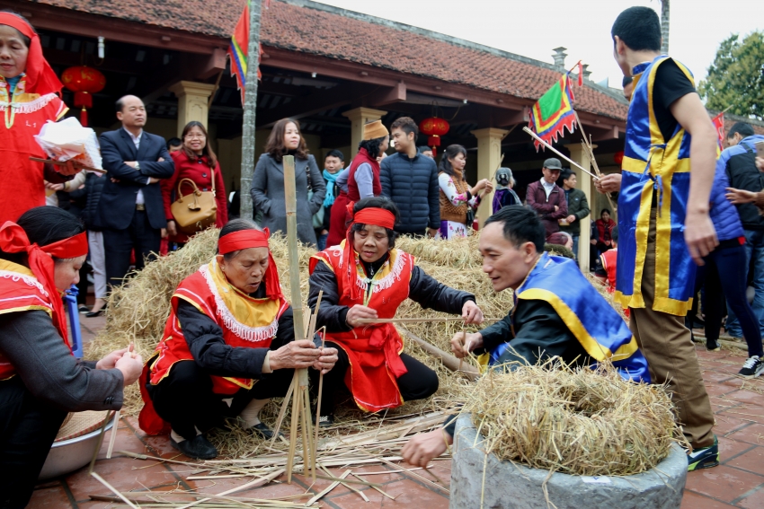 Sân đình Thị Cấm đỏ lửa thổi cơm thi san dinh thi cam do lua thoi com thi