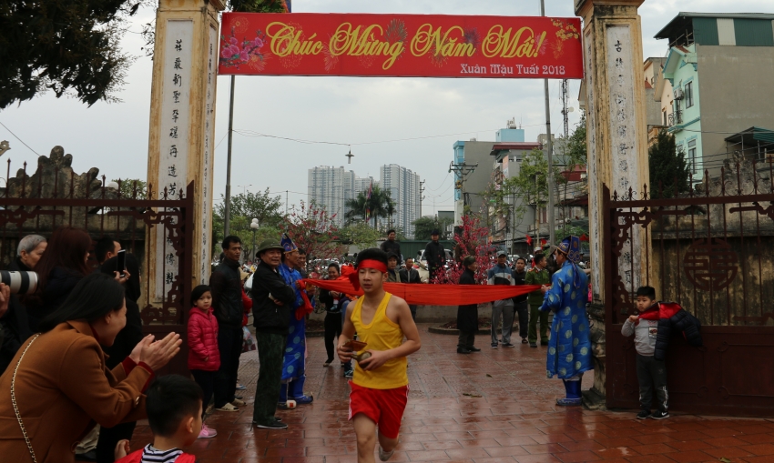 Sân đình Thị Cấm đỏ lửa thổi cơm thi san dinh thi cam do lua thoi com thi