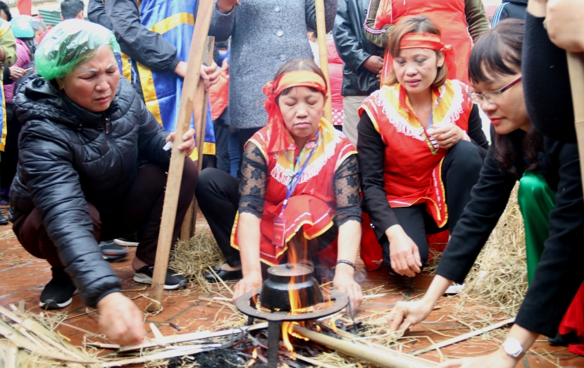 Sân đình Thị Cấm đỏ lửa thổi cơm thi san dinh thi cam do lua thoi com thi