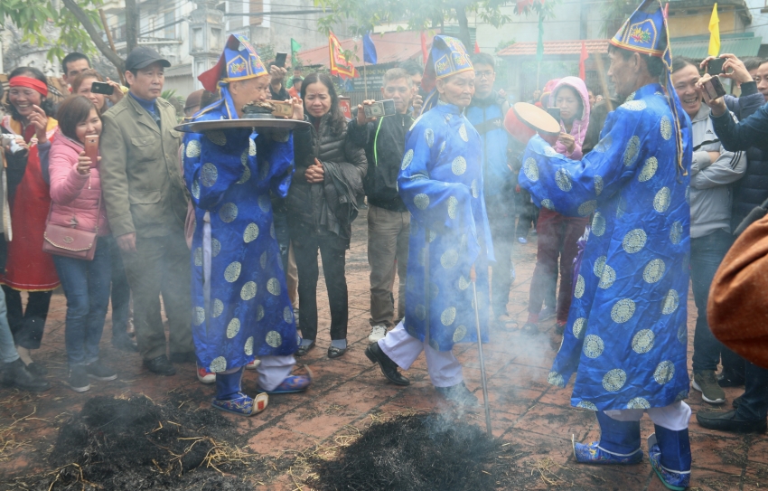 Sân đình Thị Cấm đỏ lửa thổi cơm thi san dinh thi cam do lua thoi com thi