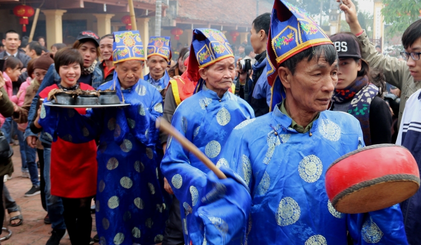 Sân đình Thị Cấm đỏ lửa thổi cơm thi san dinh thi cam do lua thoi com thi