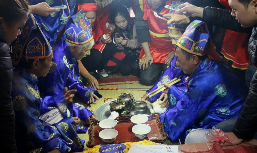 Sân đình Thị Cấm đỏ lửa thổi cơm thi san dinh thi cam do lua thoi com thi