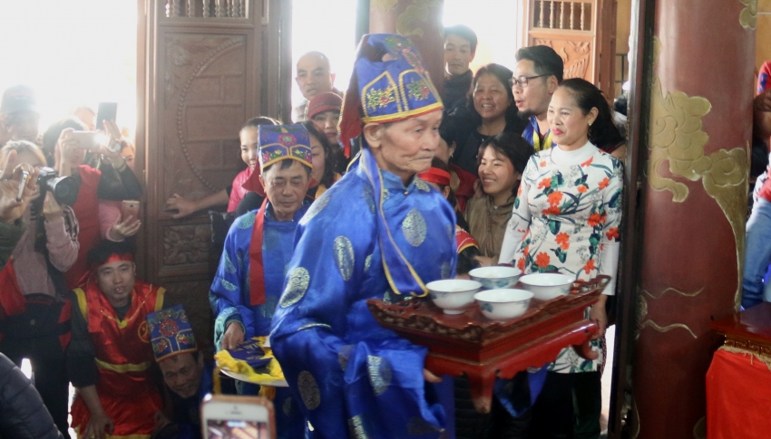 Sân đình Thị Cấm đỏ lửa thổi cơm thi san dinh thi cam do lua thoi com thi