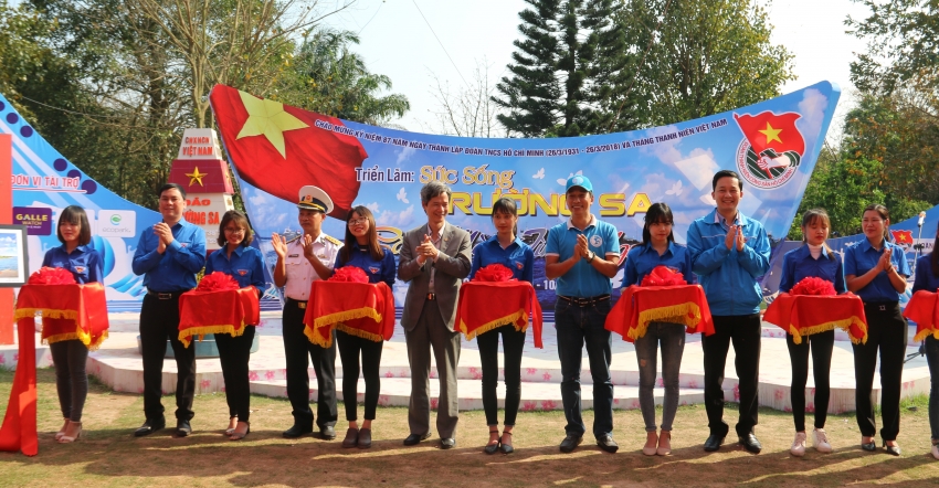 Triển lãm "Sức sống Trường Sa - Sắc màu tuổi trẻ" trien lam suc song truong sa sac mau tuoi tre
