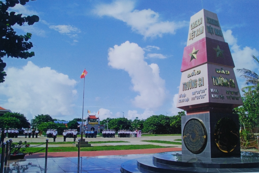 Triển lãm "Sức sống Trường Sa - Sắc màu tuổi trẻ" trien lam suc song truong sa sac mau tuoi tre