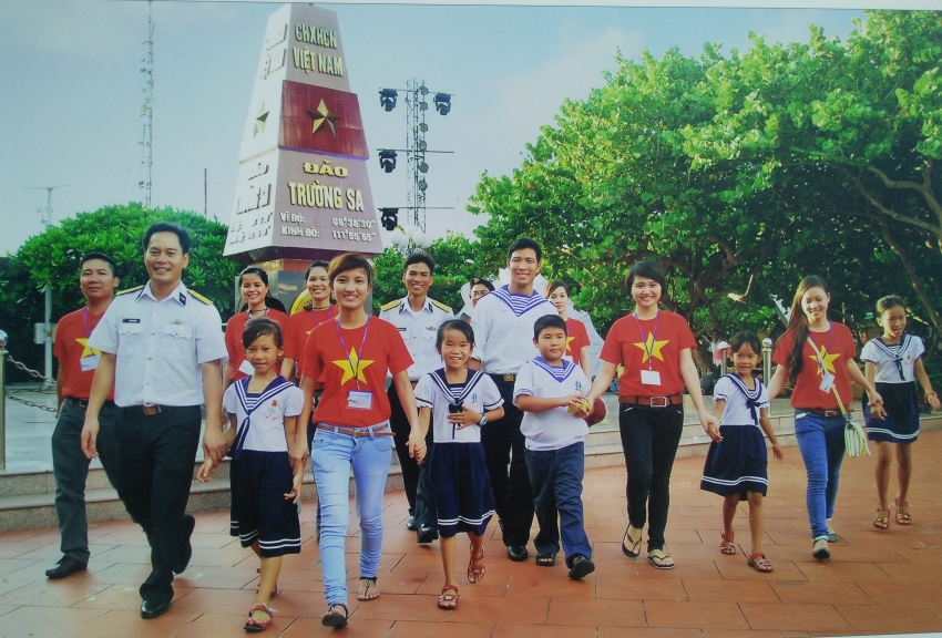 Triển lãm "Sức sống Trường Sa - Sắc màu tuổi trẻ" trien lam suc song truong sa sac mau tuoi tre
