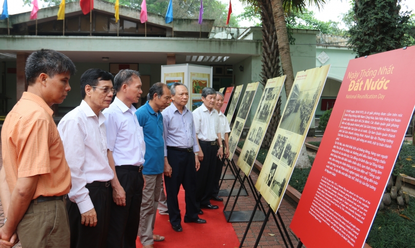 Trưng bày tư liệu quý “Ngày thống nhất đất nước” tại Hoàng thành Thăng Long trung bay tu lieu quy ngay thong nhat dat nuoc tai hoang thanh thang long