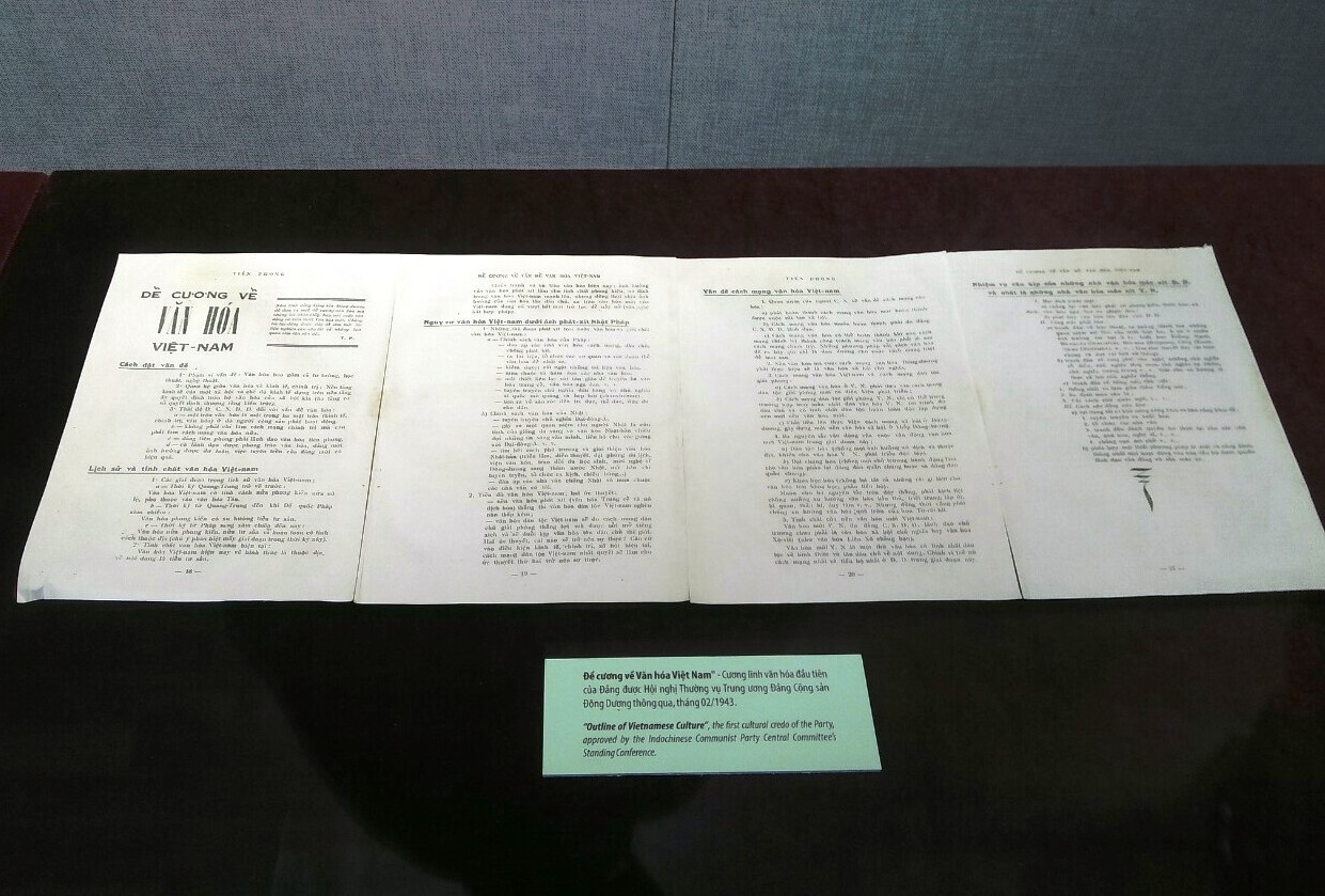 Chiêm ngưỡng hiện vật "Văn học - Nghệ thuật trong kháng chiến (1945-1954)” chiem nguong hien vat van hoc nghe thuat trong khang chien 1945 1954