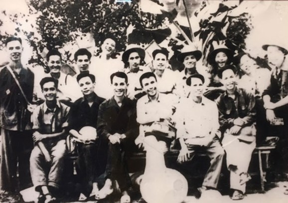 Chiêm ngưỡng hiện vật "Văn học - Nghệ thuật trong kháng chiến (1945-1954)” chiem nguong hien vat van hoc nghe thuat trong khang chien 1945 1954