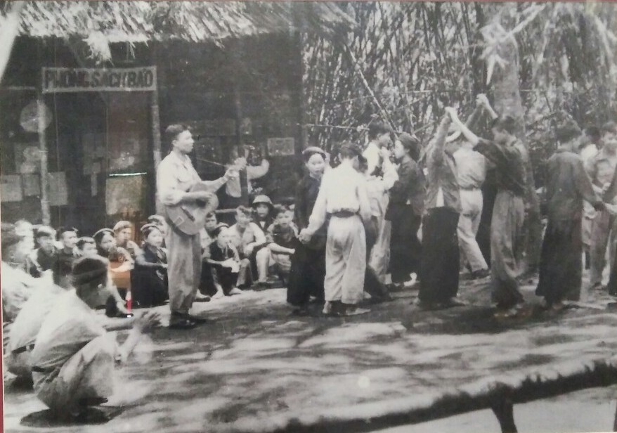 Chiêm ngưỡng hiện vật "Văn học - Nghệ thuật trong kháng chiến (1945-1954)” chiem nguong hien vat van hoc nghe thuat trong khang chien 1945 1954