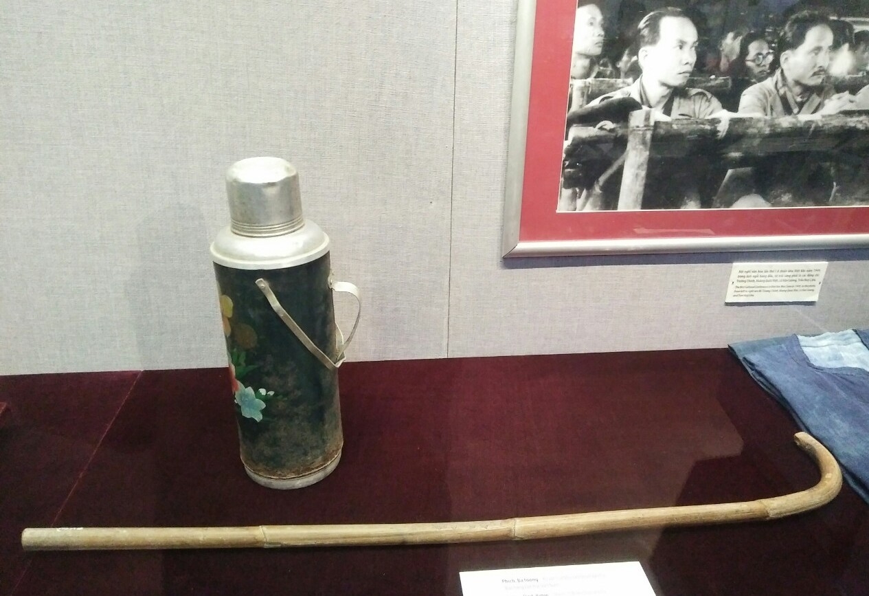 Chiêm ngưỡng hiện vật "Văn học - Nghệ thuật trong kháng chiến (1945-1954)” chiem nguong hien vat van hoc nghe thuat trong khang chien 1945 1954