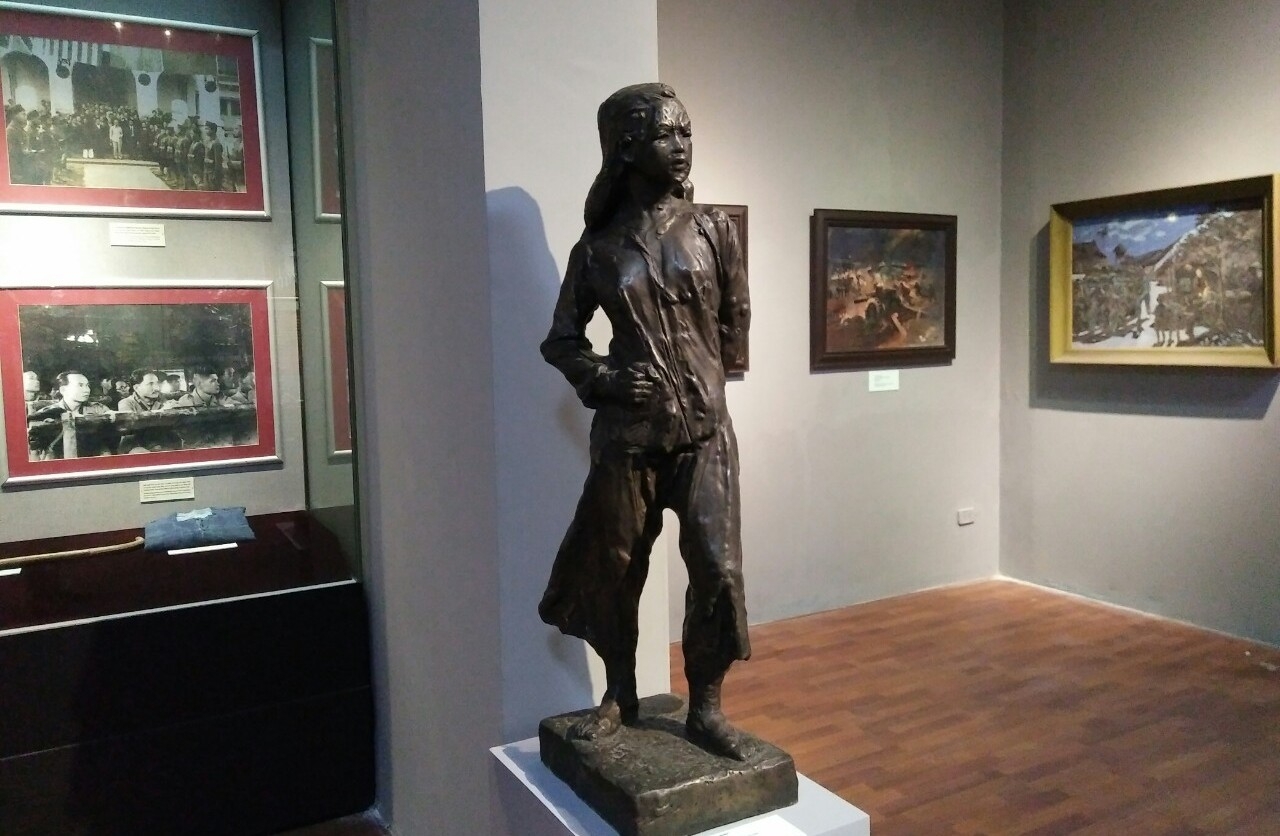 Chiêm ngưỡng hiện vật "Văn học - Nghệ thuật trong kháng chiến (1945-1954)” chiem nguong hien vat van hoc nghe thuat trong khang chien 1945 1954